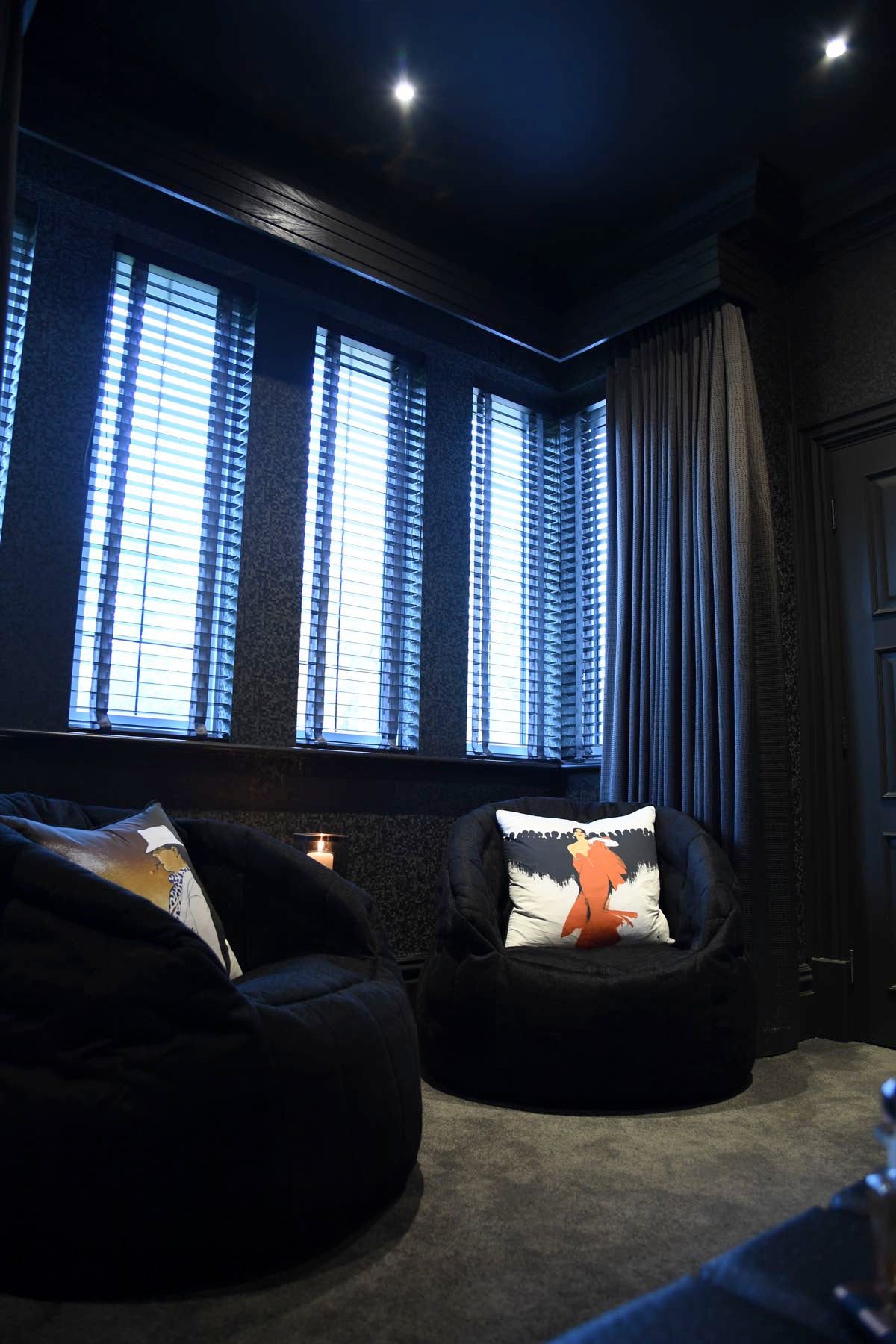 Cozy corner with two Butterfly Sofa bean bags in Black Sapphire